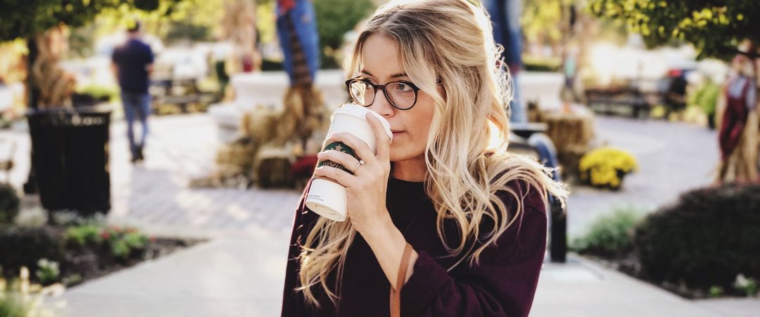 woman_coffee_street